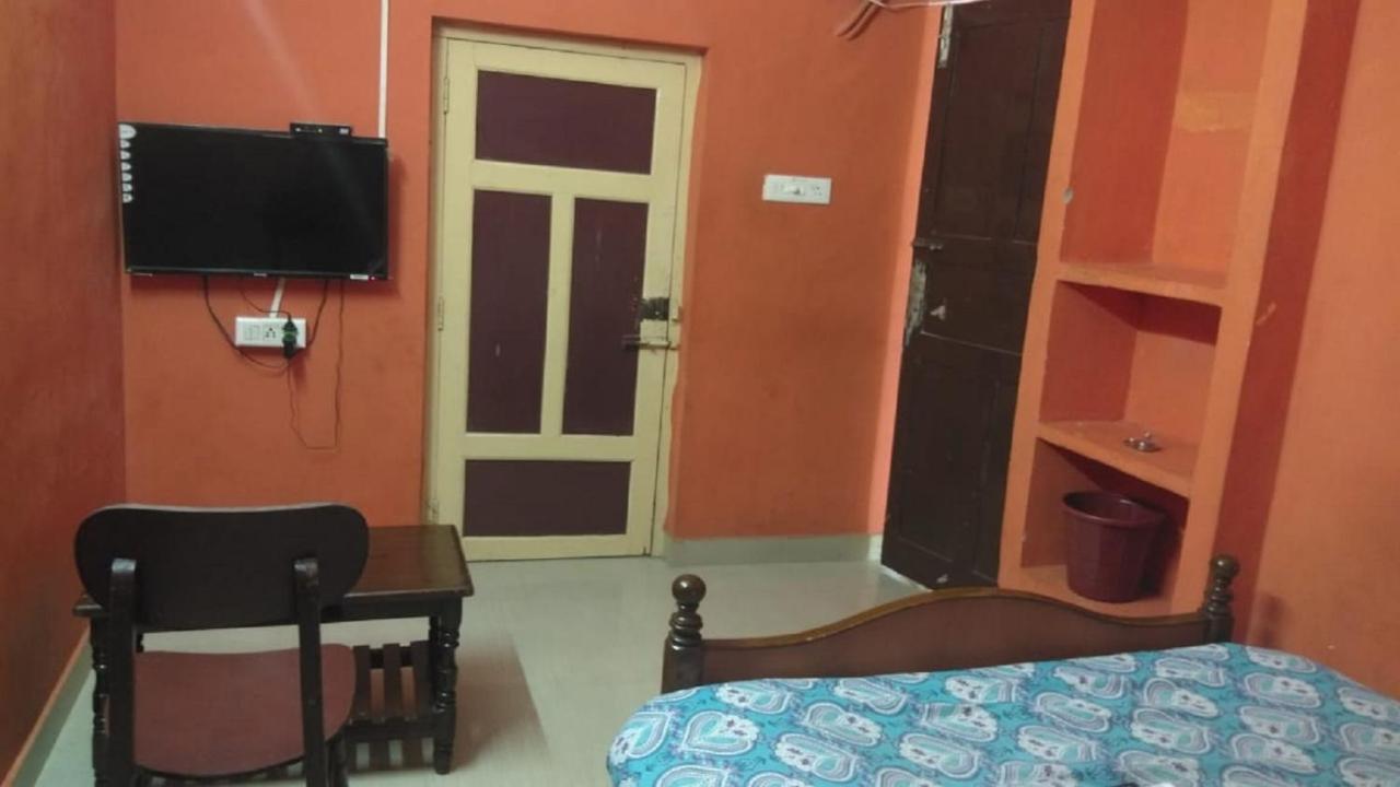 بونديتْشيري Family Guest House Near Bus-Stand المظهر الخارجي الصورة